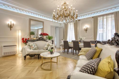Galeries LaFayette - 7 bedrooms - lift - aircon - Tap to explore photos