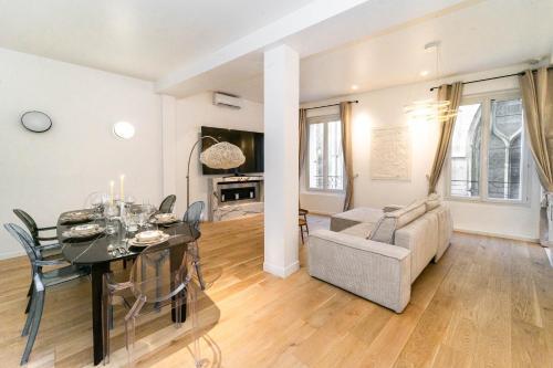 Pick A Flat's Apartment in Notre-Dame de Paris - Rue Saint-Séverin - Tap to explore photos