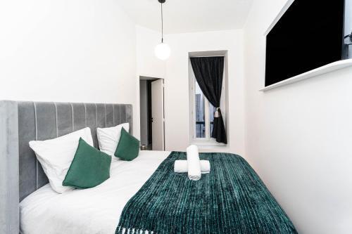Pick A Flat's Apartment in Notre-Dame de Paris - Rue Saint-Séverin - Tap to explore photos