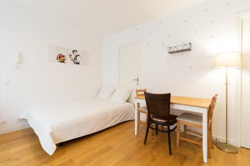 Cosy flat close to Arc de triomphe - Tap to explore photos