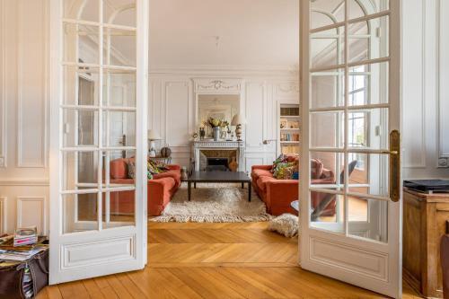 Luxurious traditional french style near Eiffel Tower - Tap to explore photos