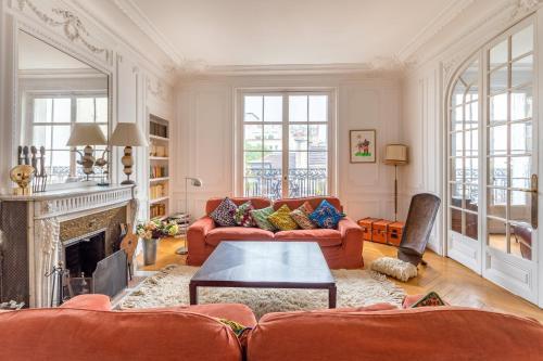 Luxurious traditional french style near Eiffel Tower - Tap to explore photos