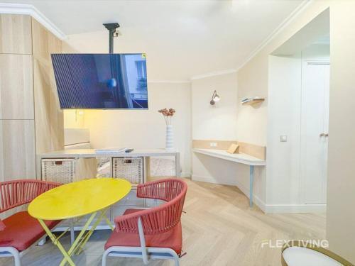 Luxury Studio in city center - Tap to explore photos
