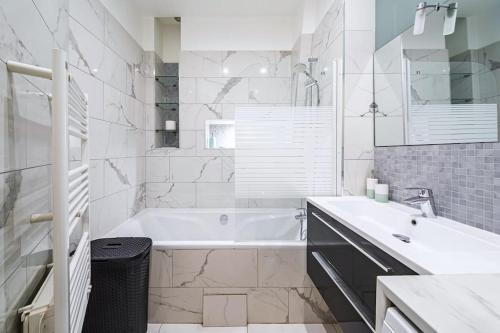 Appartement Haussmannien proche Parc des Princes - Tap to explore photos
