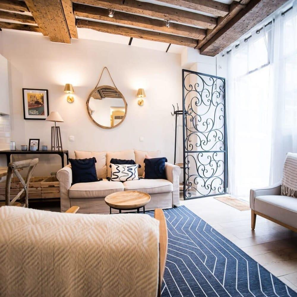 Classy Bourgeois Chic 2 Bedroom Apt in Le Marais - Tap to explore photos