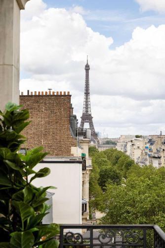 Luxury apt - Eiffel Tower view - 3BD-8P - Grenelle - Tap to explore photos