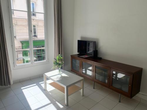 Charming studio Paris City Center - Maubert Mutualité - Tap to explore photos