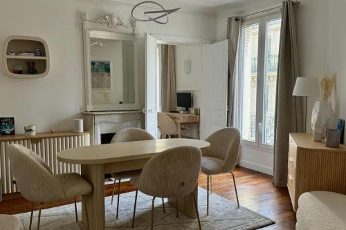 Elegant & Bright close to Canal Saint-Martin - Tap to explore photos