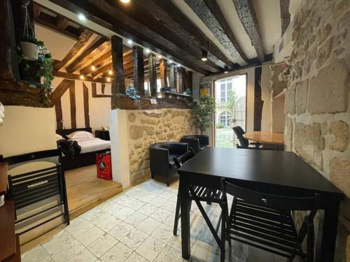 Charming Apt Rue st André des arts - Tap to explore photos