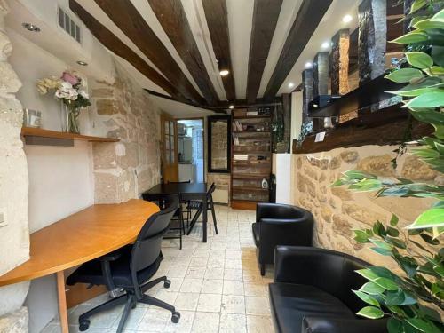 Charming Apt Rue st André des arts - Tap to explore photos