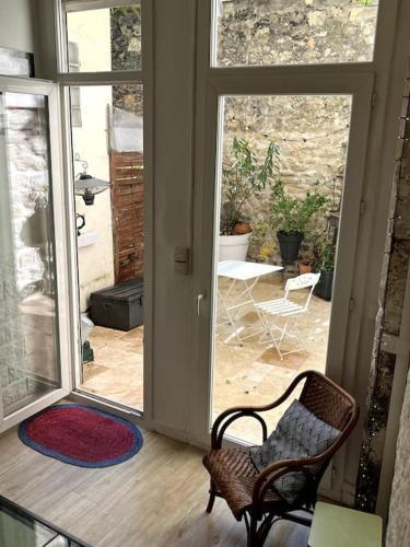Grand triplex calme avec cour privée - Tap to explore photos