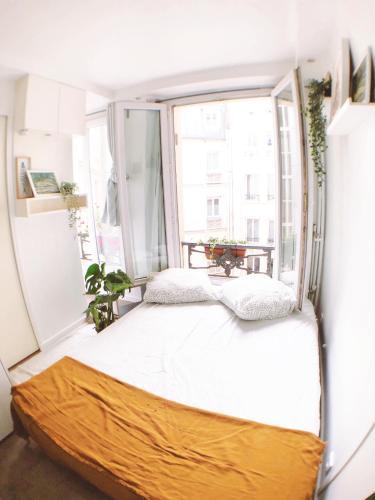 Green cozy studio au cœur de Paris - Tap to explore photos