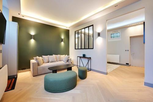 Elegant apartment at Invalides - Tour Eiffel - Tap to explore photos