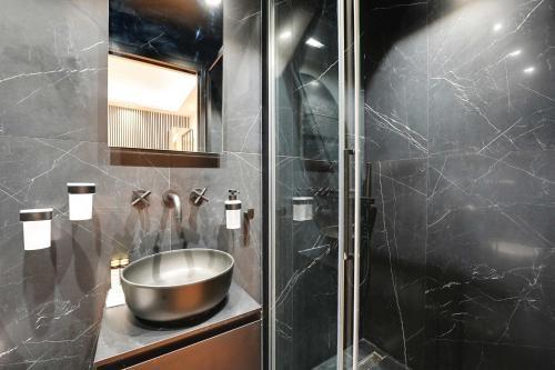 Elegant apartment at Invalides - Tour Eiffel - Tap to explore photos