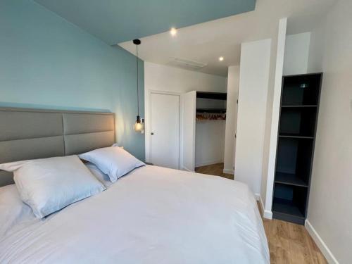 Bright newly renovated apt with AC