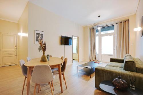 Charming Flat, quartier latin with a private cinema - Tap to explore photos