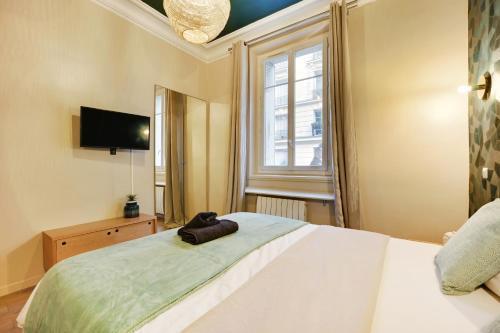 Charming Flat, quartier latin with a private cinema - Tap to explore photos