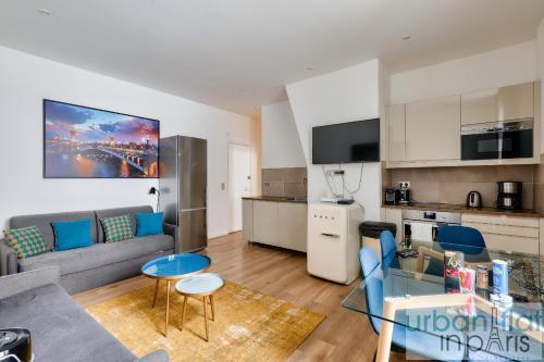62 - Beautiful Apartment Triangle d- 100m from Champs-Elysees Room Type - Apartment