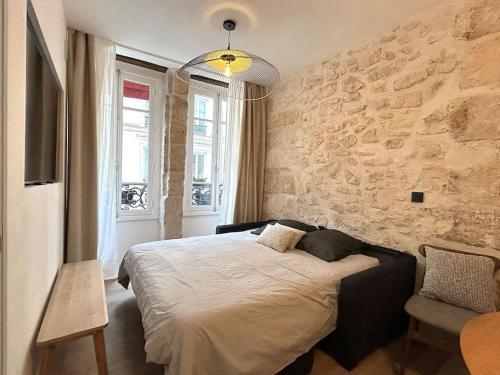 Louvre -Notre Dame 2BD, 2BATH AC - Tap to explore photos