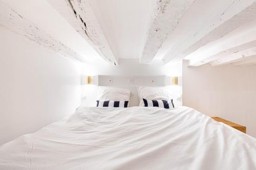 GuestReady: Designer Studio in the heart of Marais - Tap to explore photos