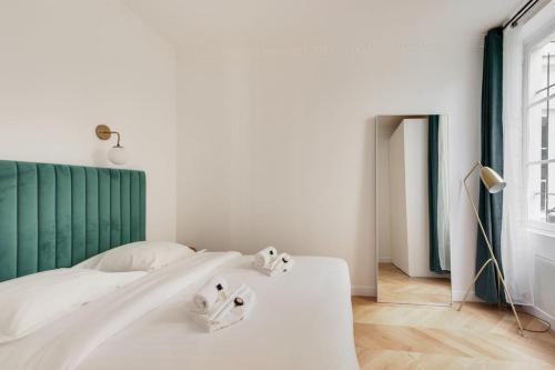 Appartement Moderne au coeur du 7ème - Tap to explore photos