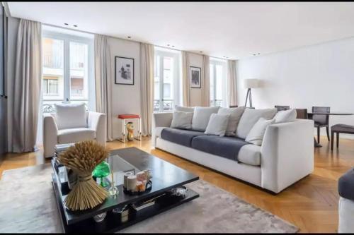 Amazing apartment 2BDR/6PAX next to Champs Elysées - Tap to explore photos