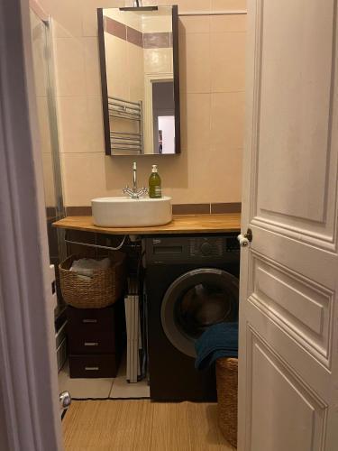 Flat in Montmartre/Abbesses - Tap to explore photos