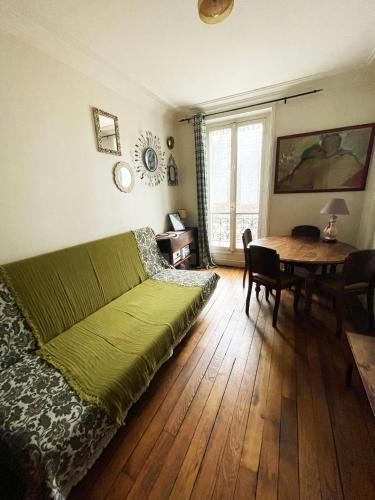 Flat in Montmartre/Abbesses - Tap to explore photos