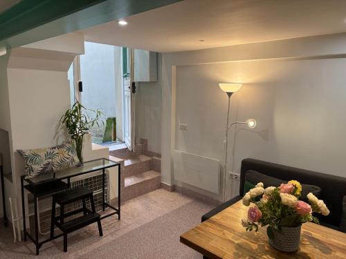 Paris Le Marais Duplex - Steps from Pompidou Aldaro - Tap to explore photos
