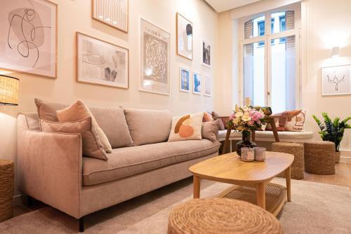 Amazing flat in champs elysées. - Tap to explore photos