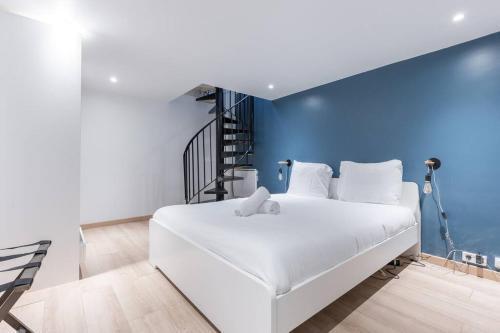 Charming two bedroom Wagram 17th - Tap to explore photos