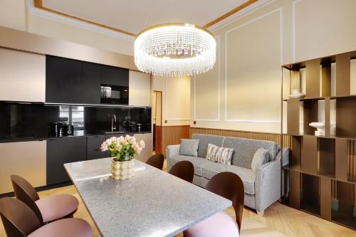 Pick A Flat's Apartments in La Madeleine-Opéra - Rue de l'Arcade - Tap to explore photos