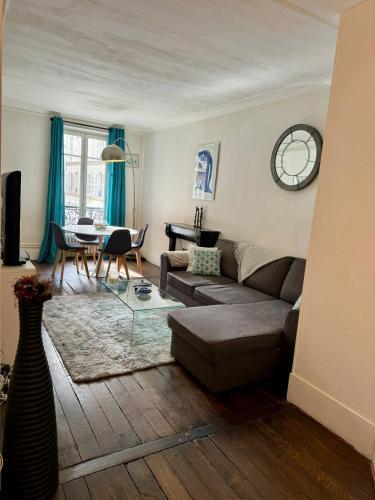 Paris - Appartement 50m2 - Tour Eiffel - Tap to explore photos