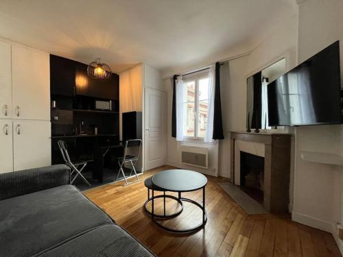 Central Typical Parisian Studio - Tap to explore photos