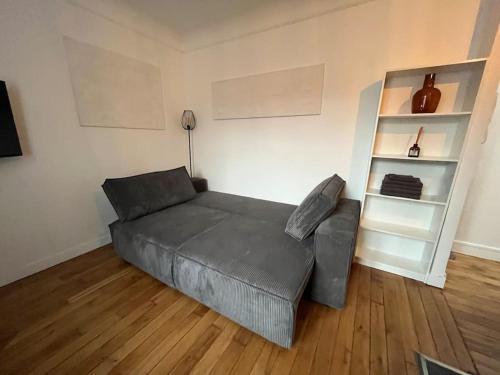 Central Typical Parisian Studio - Tap to explore photos