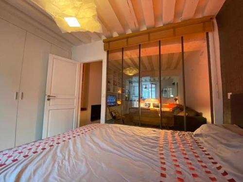 Le Marais Cosy Central Paris - Tap to explore photos