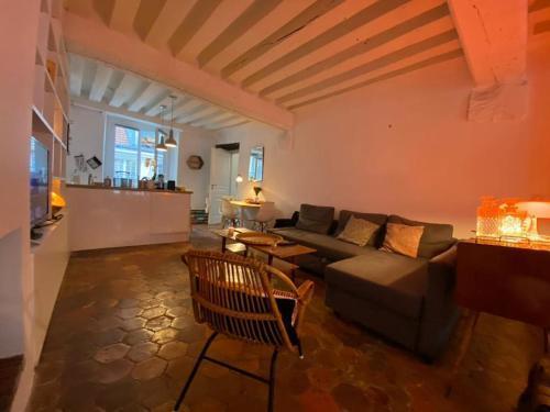 Le Marais Cosy Central Paris - Tap to explore photos