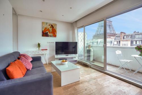 Magnifique appartement 80 m2 face Tour Eiffel - Tap to explore photos
