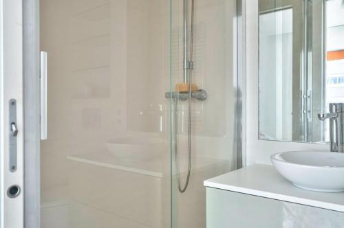 Magnifique appartement 80 m2 face Tour Eiffel - Tap to explore photos