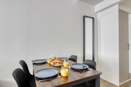 Modern & Pleasant Flat in the Heart of the 15th - Tap to explore photos