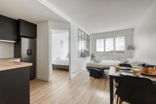 Modern & Pleasant Flat in the Heart of the 15th - Tap to explore photos