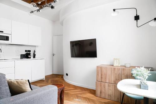 TheBlueStay 347 - Charming Studio in Paris 8 - Tap to explore photos