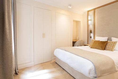 Pick A Flat's Apartments with Services in Opéra - Tap to explore photos