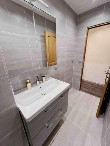 Appartement Rénové de 3 Pièces à Paris Nation - Tap to explore photos