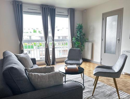 Brand-new studio with Eiffel Tower view - Tap to explore photos