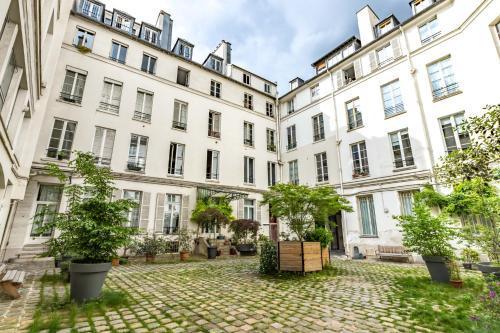 Paris Rooftop Views Cosy Central
