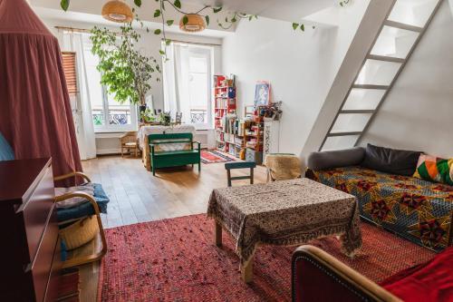 Bright atypical duplex in Menilmontant - Tap to explore photos