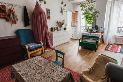 Bright atypical duplex in Menilmontant - Tap to explore photos