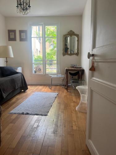 Charming apartment Eiffel Tour/Invalides - Tap to explore photos