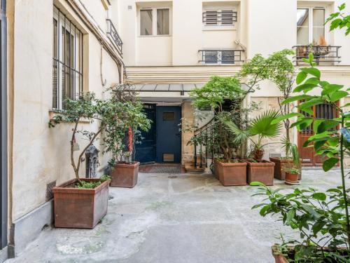 Joli studio rue de Nazareth - Tap to explore photos